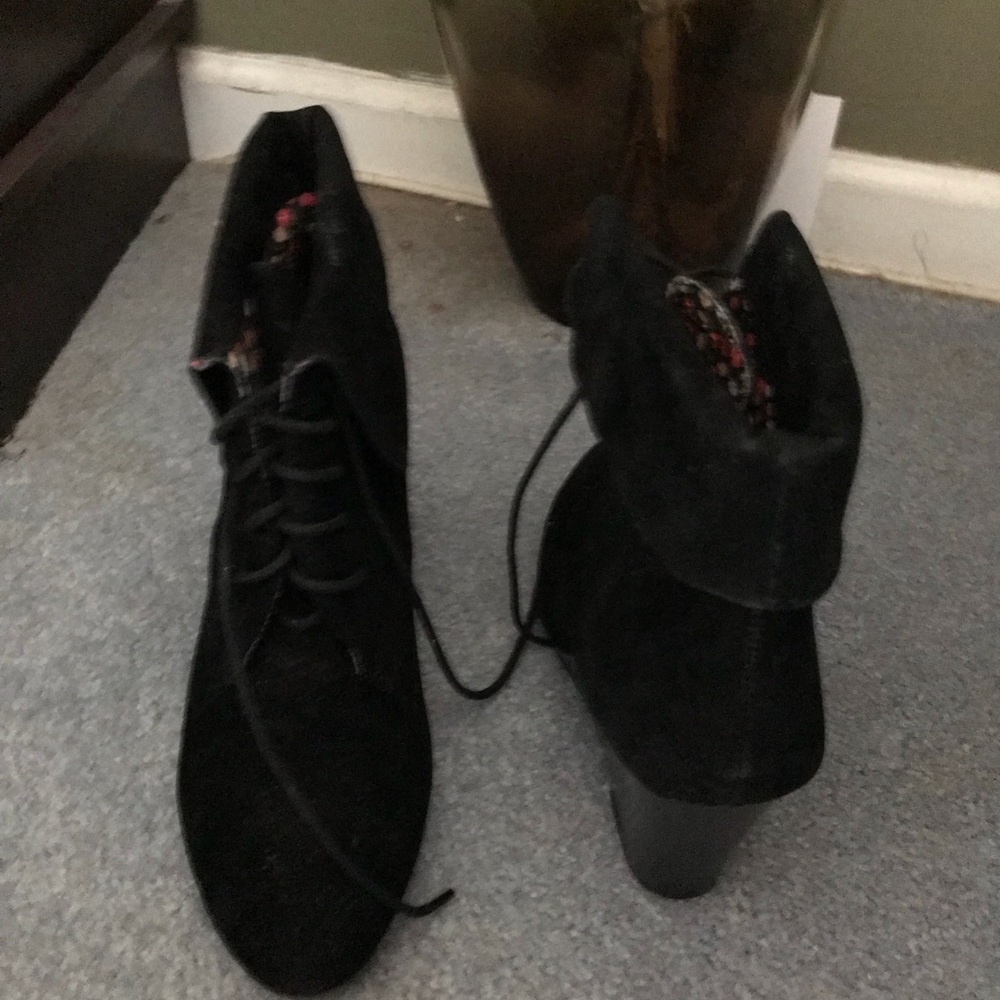 SHOES - Picture 1 of 3